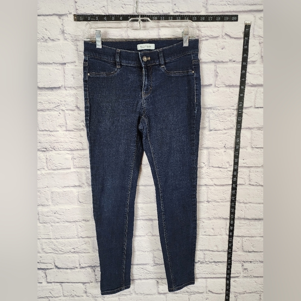 White House Black Market dark wash jeans that taper at the ankle Size S